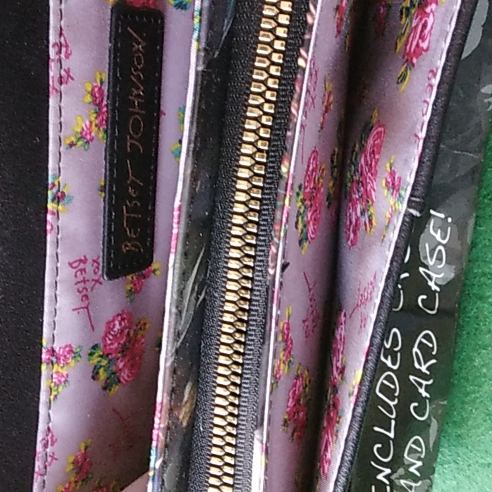 NWTS Betsey Johnson Gxdani crossbody purse & card case black flowers glossy. T1 - Picture 14 of 16